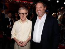 Le réalisateur américain Woody Allen au côté du producteur américain Harvey Weinstein à Westwood en 