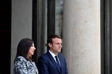 La maire de Paris Anne Hidalgo (g) et le président Emmanuel Macron, le 2 juin 2017 sur le perron de 