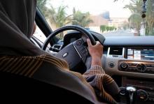 Une Saoudienne conduit sa voiture dans une rue de Jeddah, le 27 septembre 2017 en Arabie saoudite