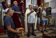 Des touristes participent à une cérémonie religieuse à la synagogue Lazama, le 13 octobre 2017 à Mar