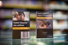 Paquets de cigarettes chez un buraliste à Paris, le 24 octobre 2016