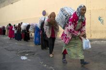 A la frontière entre le Maroc et l'enclave espagnole de Ceuta, des milliers de femmes marchent le do