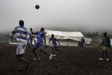 Des anciens combattants sud-soudanais fidèles à l'ex-vice-président Riek Machar, jouent au football,