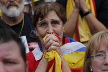 Une femme attend à l'extérieur du Parlement catalan le résultat d'un vote sur l'indépendance de la r
