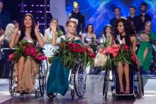 Miss Monde en fauteuil roulant, la Bélarusse Alexandra Chichikova (au centre) et ses dauphines, à Va