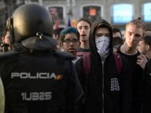 Des manifestants partisans du référendum d'indépendance de la Catalogne, face à la police espagnole 