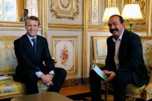 Le président de la République Emmanuel Macron (g) et le secrétaire général de la CGT, Philippe Marti