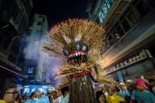 Un "dragon de feu" hérissé de bâtons d'encens danse à travers les rues de Taï Hang à Hong Kong, le 3