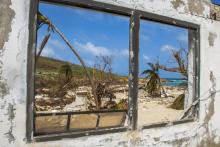 Une plage dévastée de l'île de Saint-Martin le 27 septembre 2017, trois semaines après le passage de