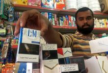 Un homme range des paquets de cigarettes à Ras al-Khaimah le 28 septembre 2017