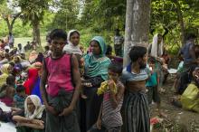 Des réfugiés rohingyas attendent de pouvoir entrer au camp de Balukhali, le 2 octobre 2017 au Bangla