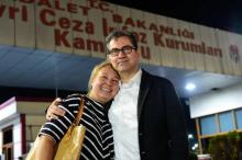 Kadri Gursel et son épouse, après la sortie de prison du journaliste turc, à Istanbul le 26 septembr