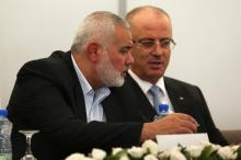 Le leader du Hamas, Ismail Haniya (G) et le Premier ministre palestinien Rami Hamdallah, le 3 octobr