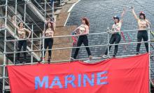 Des militantes Femen manifestent contre Marine Le Pen entre les deux tours de la présidentielle à Hé