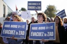 Des partisans du projet d'aéroport Notre-Dame des Landes manifestent le 13 octobre 2017 à Bouguenais