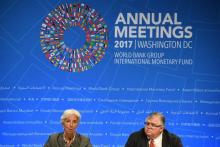 La directrice générale du FMI, Christine Lagarde (g), au côté du gouverneur de la Banque centrale du