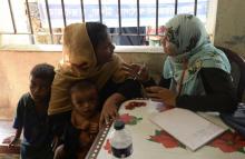 Un réfugiée rohingya discute avec une employée du planning familial bangladais à Palongkhali, au Ban