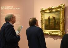 Des visiteurs de l'exposition consacrée à Jean-François Millet devant "L'Angelus", le 12 octobre 201