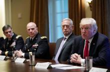 Donald Trump aux côtés du Secrétaire à la Défense James Mattis et des principaux responsables milita