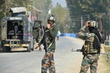 Des soldats indiens dans une rue de Srinagar, au Cachemire indien
