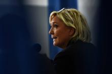 la présidente du Front national Marine Le Pen répond aux journalistes à Carpentras, dans le Vaucluse