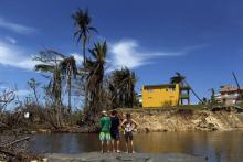 Des habitants de la municipalité de Manati, le 6 octobre 2017 à Porto Rico, trois semaines après le 