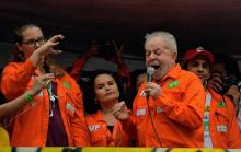 L'ancien président brésilien Luiz Inacio Lula da Silva, devant le siège de la compagnie pétrolière P