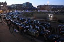 Des chauffeurs VTC manifestent porte Maillot à Paris pour protester contre leurs conditions de trava