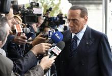 L'ex-Premier ministre Silvio Berlusconi fait une déclaration aux médias, le 19 octobre 2017 à Bruxel