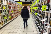 Une cliente déambule dans le rayon vins d'un supermarché de Lille, le 30 novembre 2016