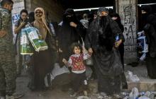 Des femmes et des enfants syriens se rassemblent à l'ouest de Raqa après avoir fui le centre de la v