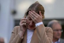 Une femme téléphone à ses proches après l'attentat du métro de Londres, le 15 septembre 2017