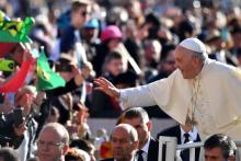 Le pape François salue la foule, le 11 octobre 2017 place Saint-Pierre, à Rome
