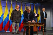 Le président colombien Juan Manuel Santos (c) signe le cessez-le-feu avec l'ELN, le 29 septembre 201