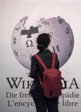 Une visiteuse devant le stand de l'encyclopédie en ligne Wikipedia à la Foire du livre de Francfort 