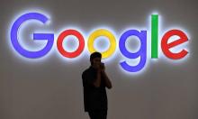 Devant le stand Google, lors d'un salon du secteur du téléphone mobile à New Dehli le 27 septembre 2