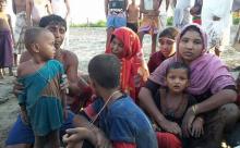 Des réfugiés rohingyas, rescapés du naufrage d'un bateau, le 16 octobre 2017 à Shah Porir Dwip, au B