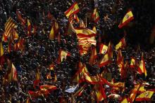 Des Espagnols brandissent des drapeaux nationaux lors d'une manifestation à Barcelone le 8 octobre 2