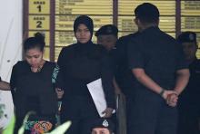 L'Indonésienne Siti Aisyah (g) escortée par des policiers après son procès, le 2 octobre 2017 à Shal