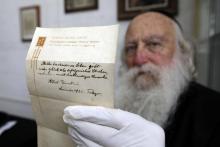 Un juif ultraorthodoxe à Jérusalem tient dans sa main une note écrite par Albert Einstein, le 19 oct