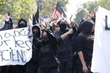 Des membres du groupe anarchiste Black Bloc manifeste contre les réformes du code du travail à Paris