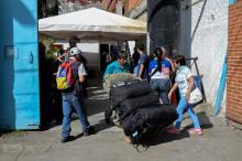 Dans une gare routière de Caracas, des Vénézuéliens quittent le pays en raison de la crise économiqu