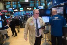 Trader sur le parquet du New York Stock Exchange le 25 octobre 2017 à New York