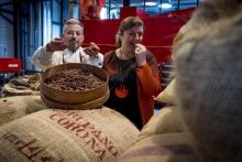 Le chocolatier Richard Sève et son épouse Gaëlle, dans leur atelier-musée dédié au cacao à Limonest,