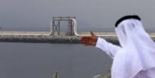 Un Emirati devant un terminal pétrolier dans le Golfe, le 21 septembre 2016. Les pays du Golfe sont 