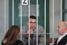 Valentino Talluto parle avec ses avocats pendant son procès, le 25 octobre 2017 à la prison de Rebib