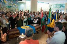 Photo publiée par l'Université fédérale de Santa Catarina (UFSC) montrant les funérailles du recteur