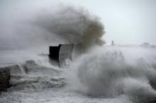 Tempête et fortes vagues au port de Lesconil, dans le Finistère, le 3 février 2017