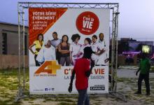 L'affiche d'une nouvelle série télévisée "C'est la vie", le 12 octobre 2017 dans une rue de Dakar, a