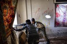 Des membres des Forces démocratiques syriennes (FDS) combattent l'Etat islamique à Raqa, le 2 octobr